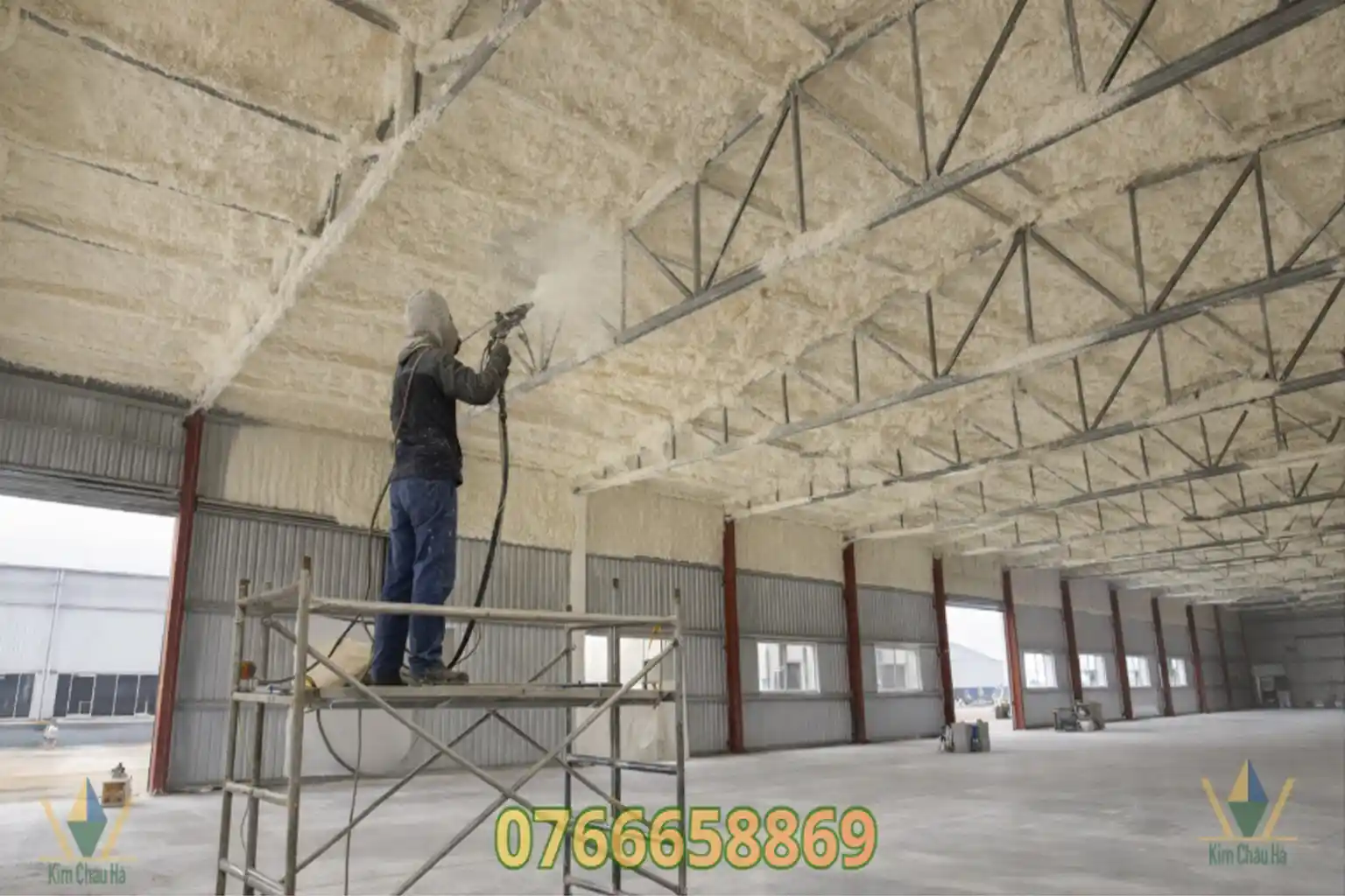 Công nhân thi công phun foam PU cách nhiệt, cách âm cho mái nhà xưởng trong khu công nghiệp, lớp foam phủ đều hệ khung thép mái.