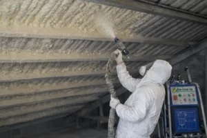 Phun foam tại Huế cho mái tôn, thợ ngửa đầu phun PU Foam cách nhiệt, máy phun đặt bên cạnh