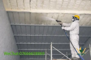 工人在金属屋顶上进行PU泡沫喷涂隔热施工,用于建筑屋顶防热和隔音